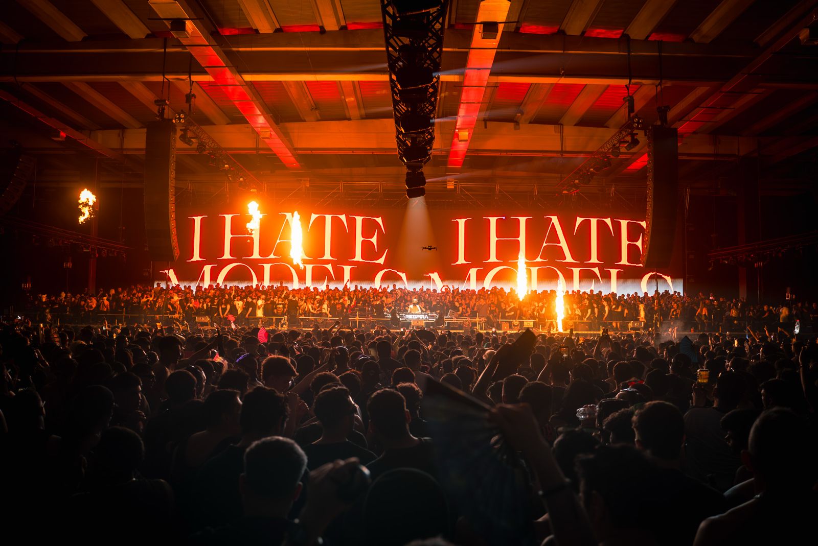 Show I Hate Models con visual gigante y fuego