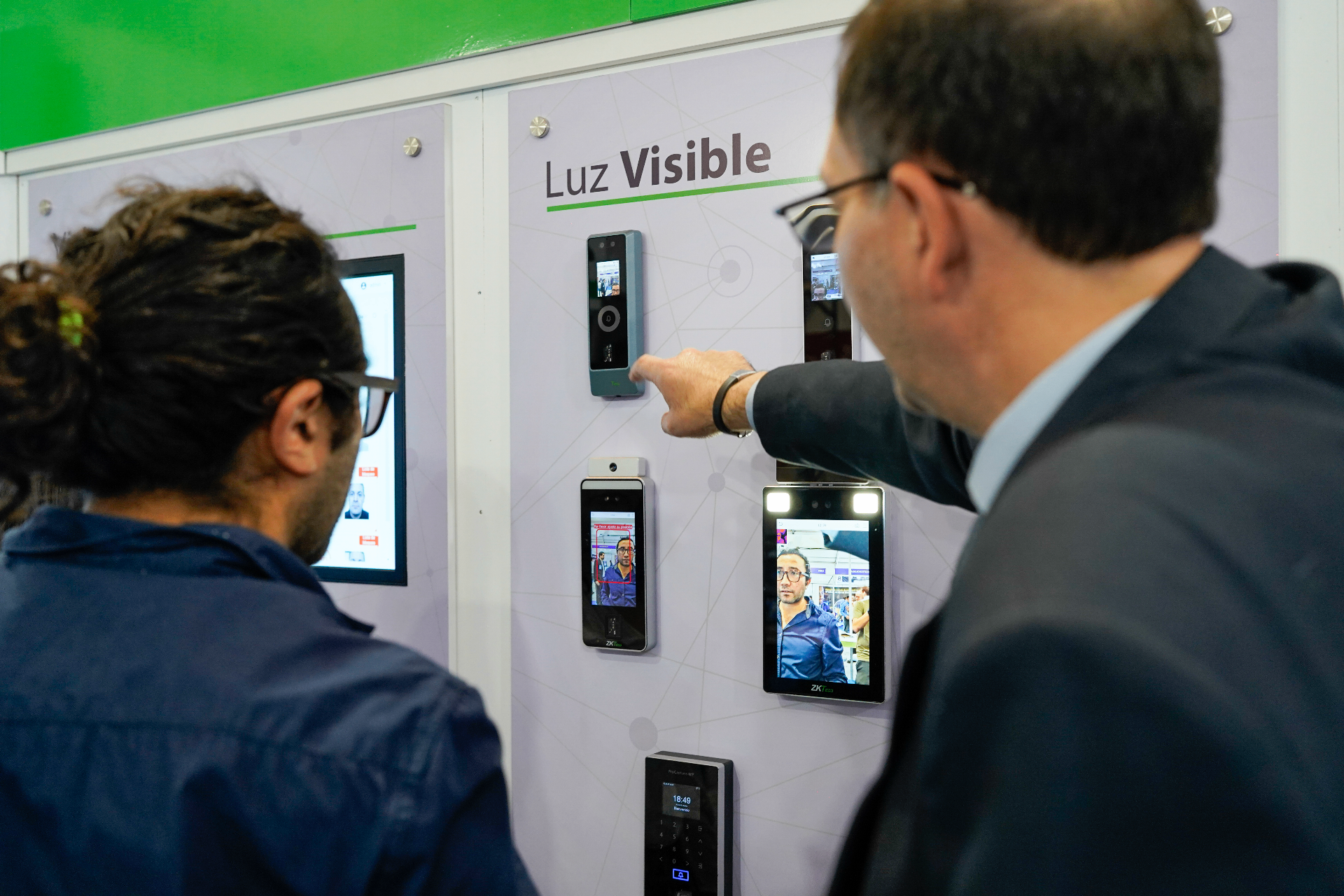 Visitantes observando equipos de control de acceso en exhibición