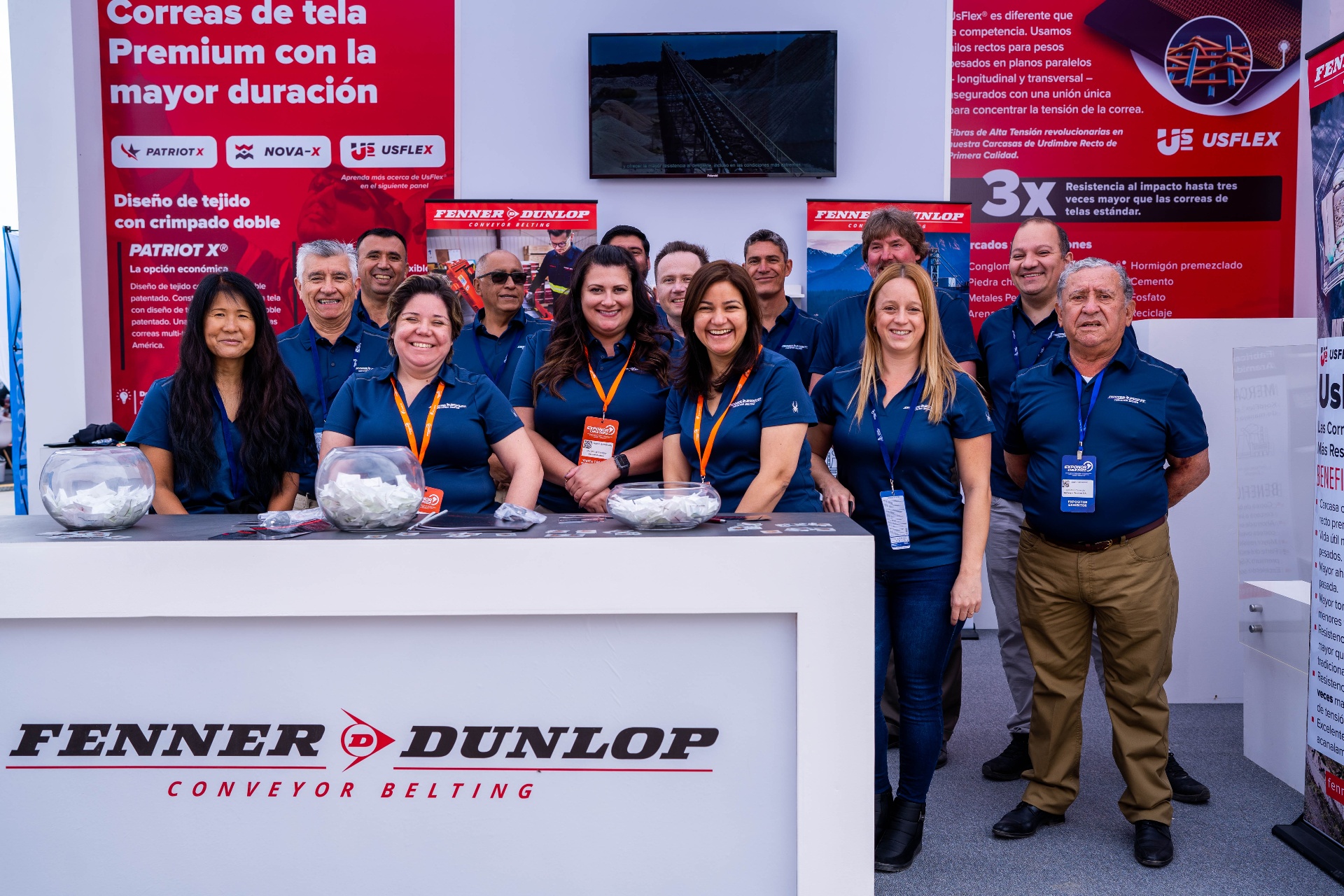 Equipo de empresa reunido dentro del stand en EXPONOR