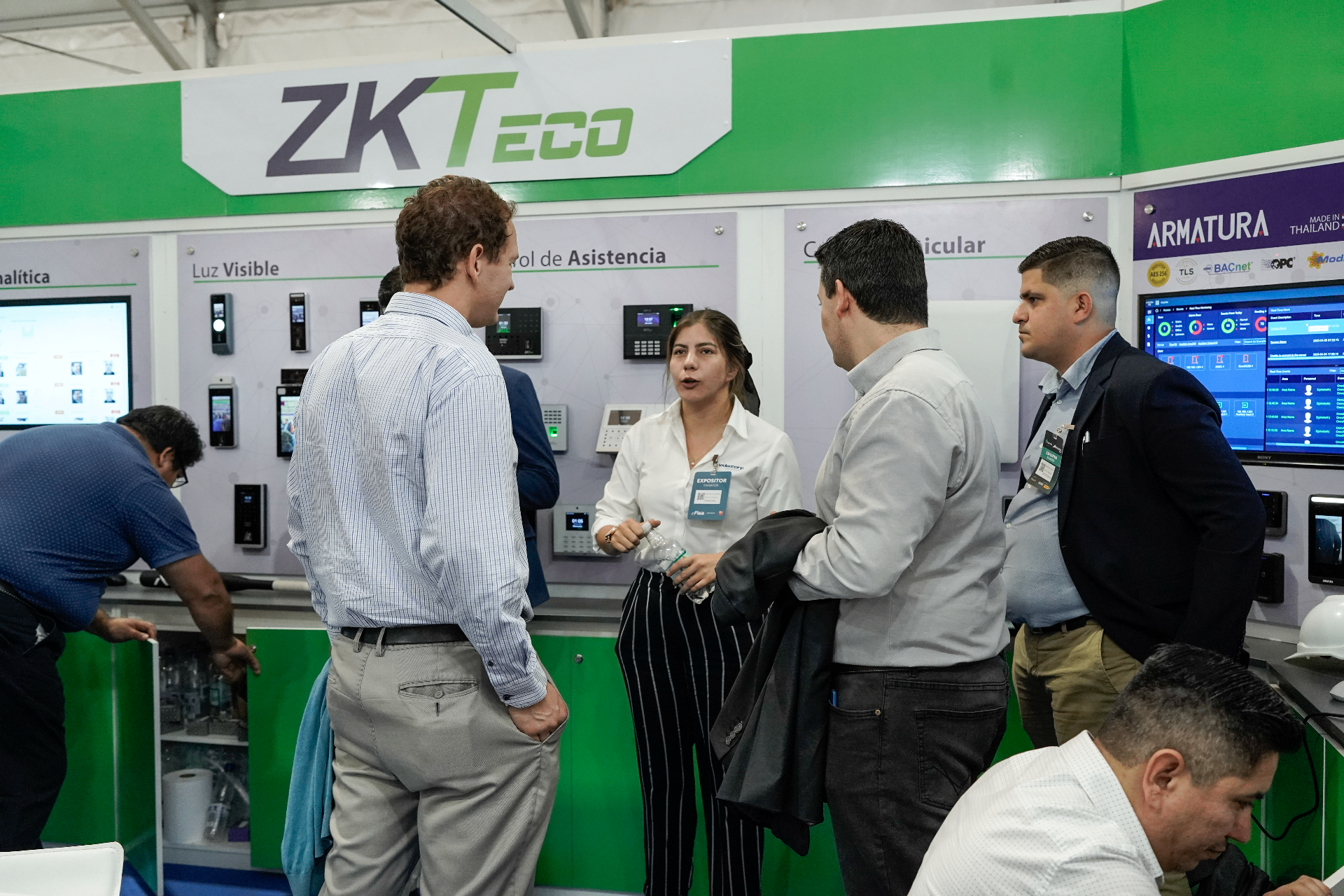 Conversación comercial dentro del stand durante la feria