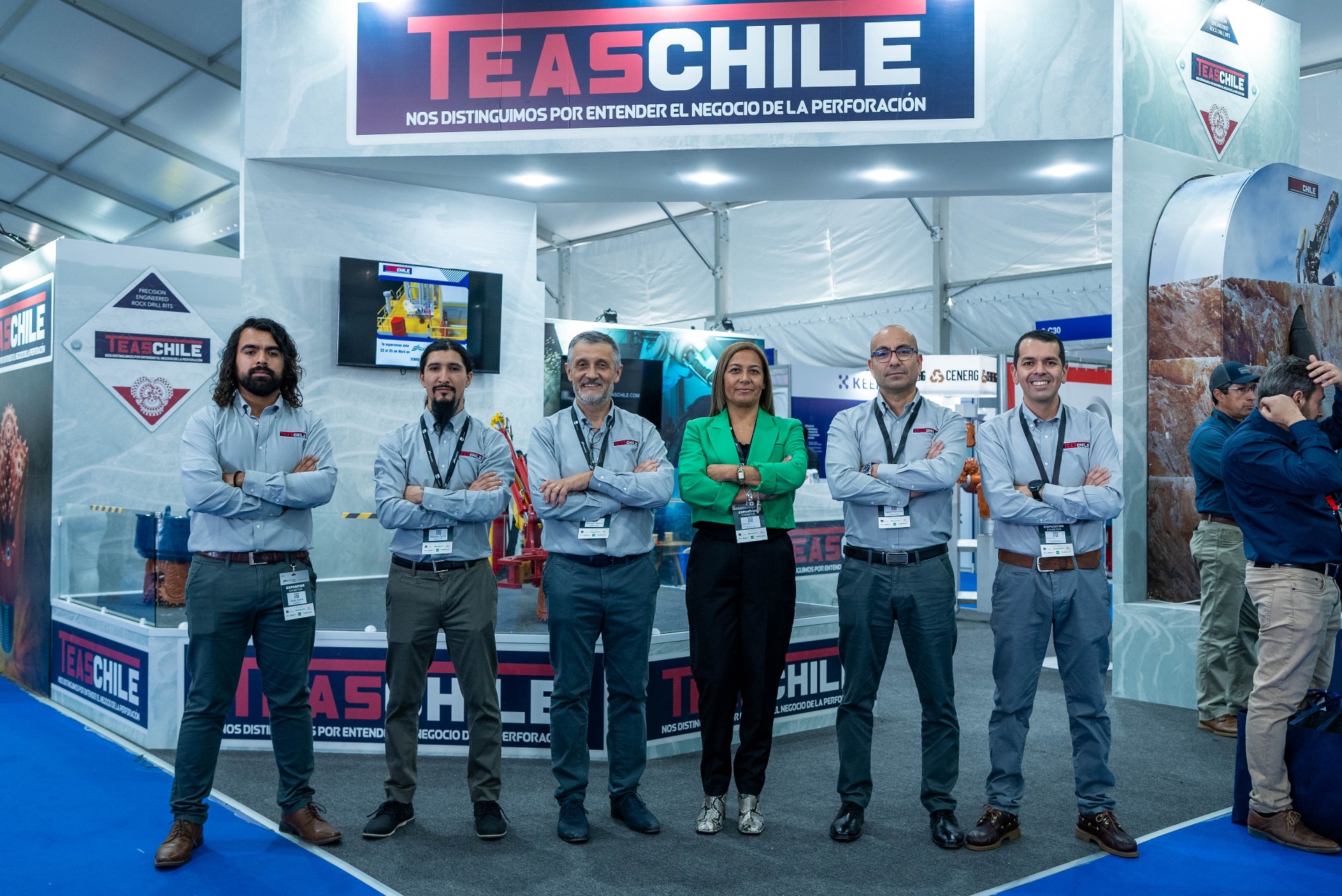 Equipo de expositor posando frente a su stand en EXPONOR