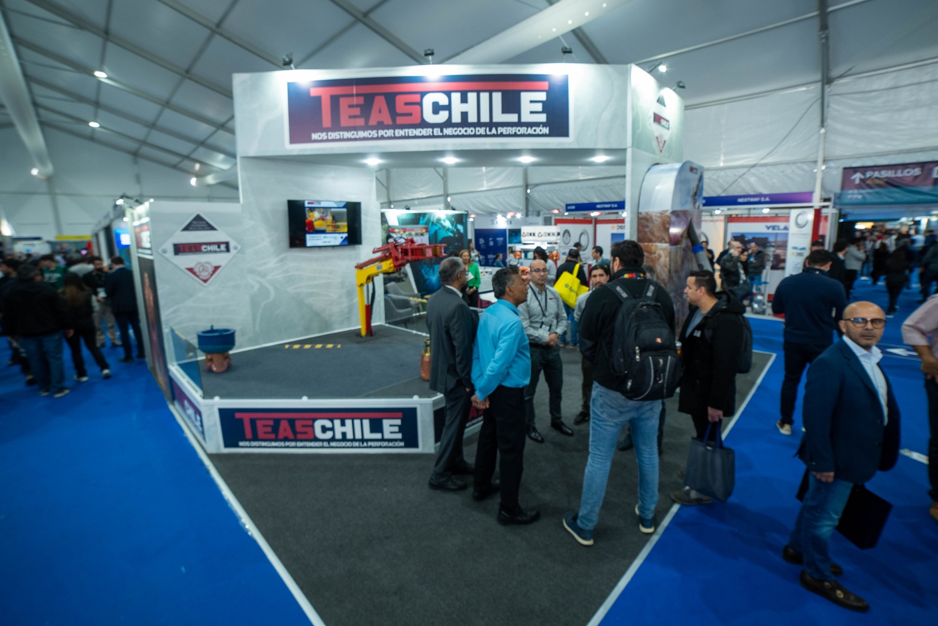 Vista general del stand durante EXPONOR con visitantes alrededor