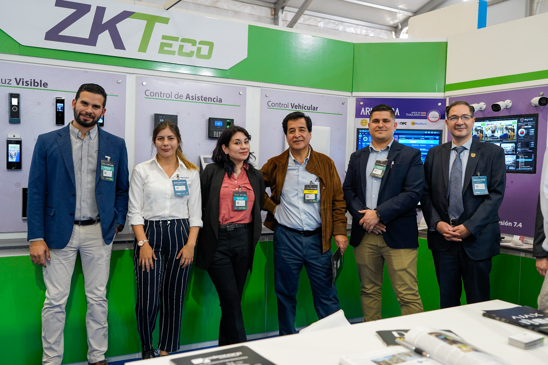 Equipo de la empresa posando frente al stand ZKTeco en EXPONOR